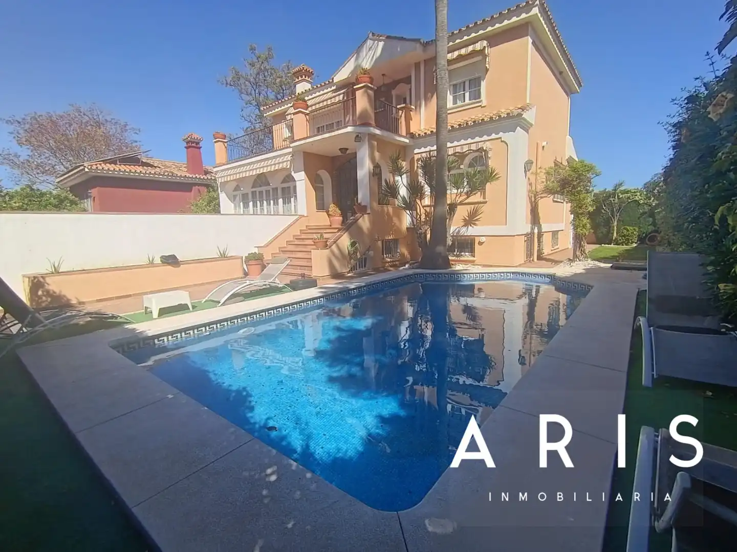 Vista exterior de Casa o xalet en venda en Alhaurín de la Torre amb Aire condicionat, Calefacció i Jardí privat