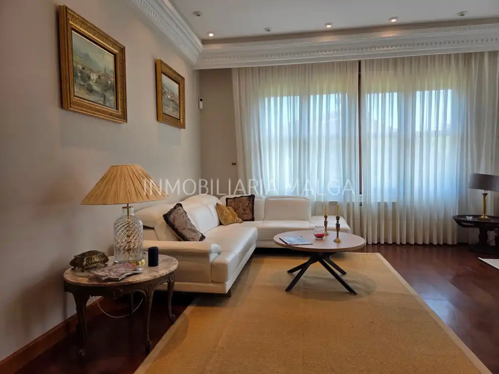 Sala d'estar de Casa o xalet en venda en Colunga amb Calefacció, Jardí privat i Parquet