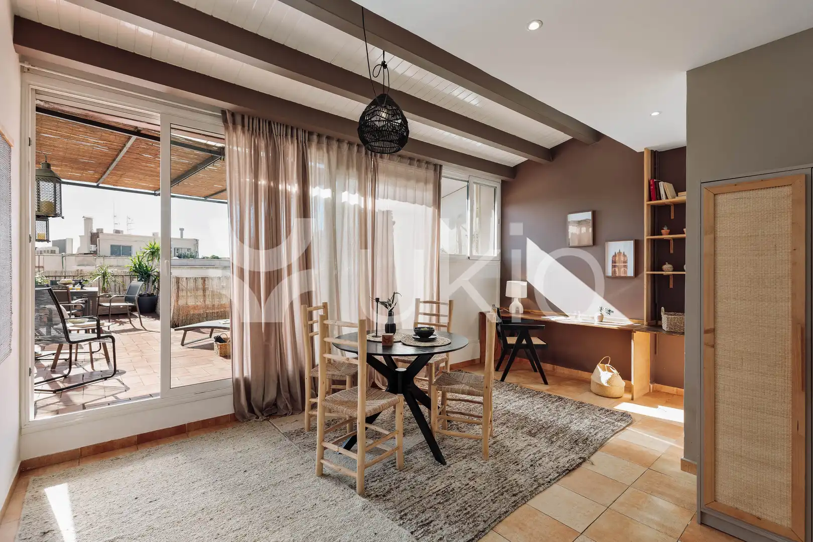 Schlafzimmer von Dachboden zur Miete in Barcelona mit Klimaanlage, Terrasse und Möbliert