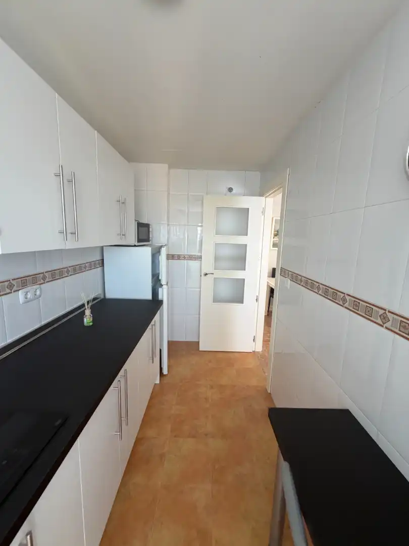 Cuina de Apartament de lloguer en Cúllar Vega amb Moblat, Rentadora i Microones