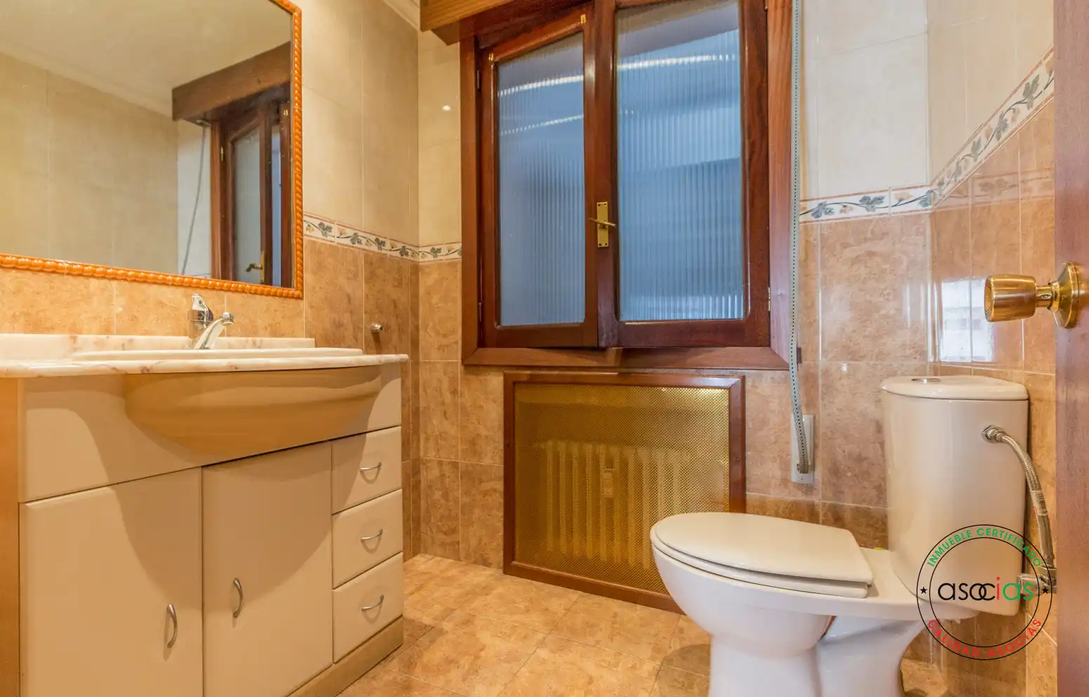 Badezimmer von Büro zum Verkauf in Avilés mit Heizung
