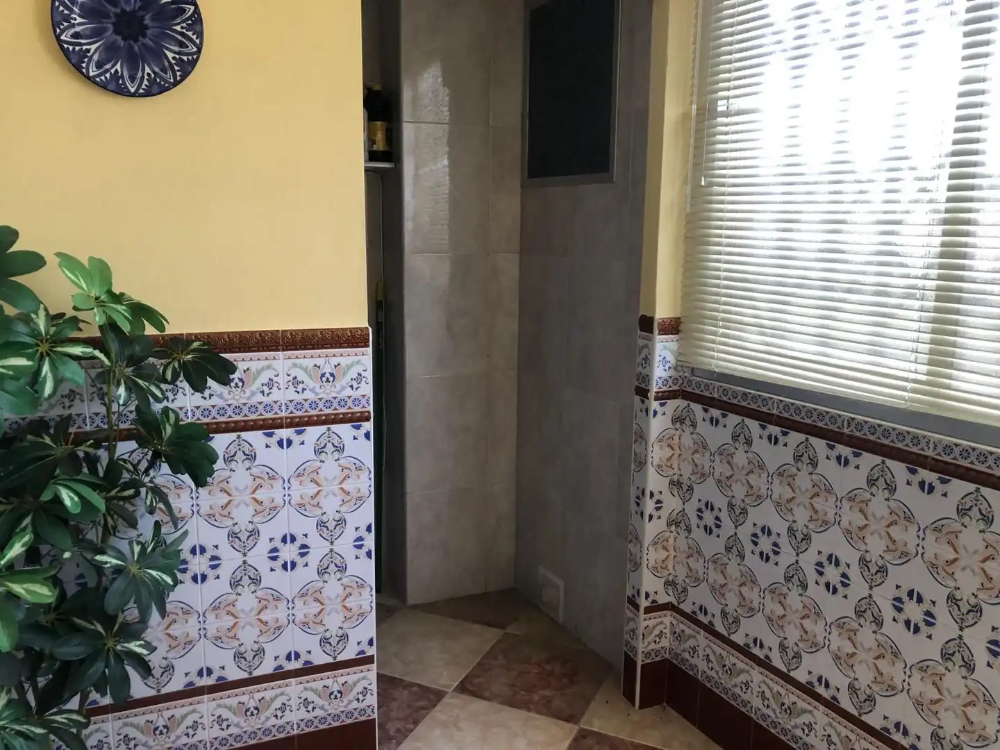 Bany de Casa adosada en venda en Cuevas de San Marcos amb Calefacció, Terrassa i Alarma