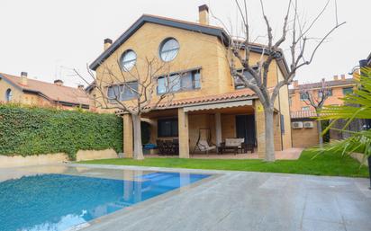 Piscina de Casa adosada de lloguer en Villanueva de la Cañada amb Aire condicionat i Calefacció