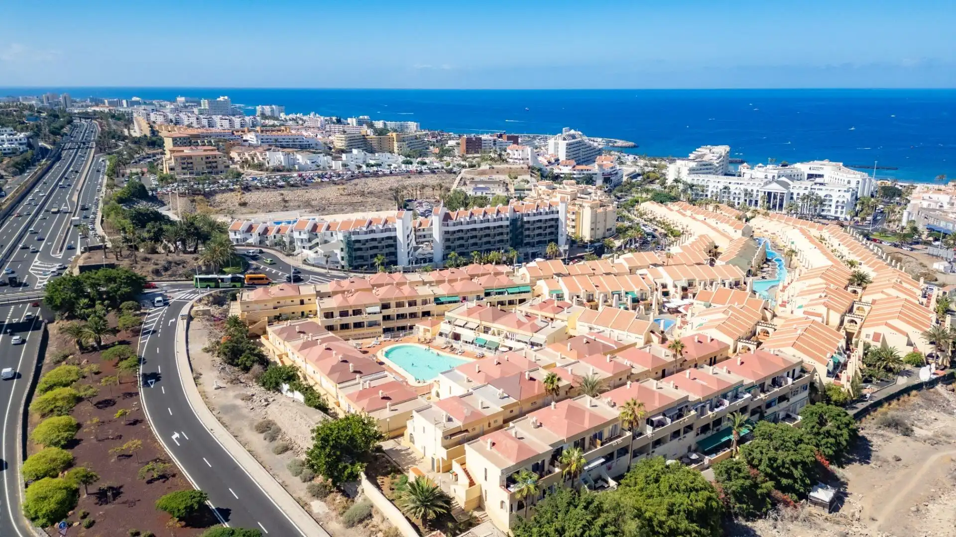 Vista exterior de Pis en venda en Adeje amb Terrassa, Balcó i Piscina comunitària
