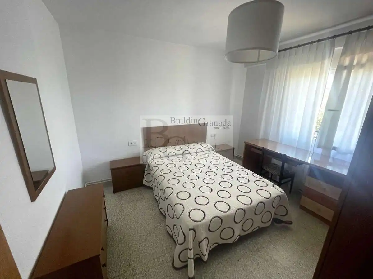 Dormitori de Pis de lloguer en Granada amb Calefacció, Terrassa i Moblat