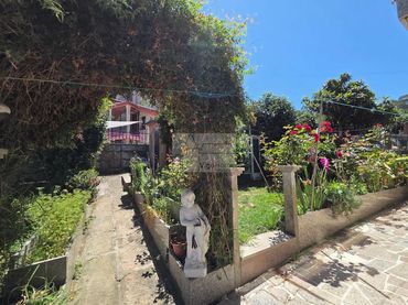 Casa amb jardí en venda a CR GARRIDA
