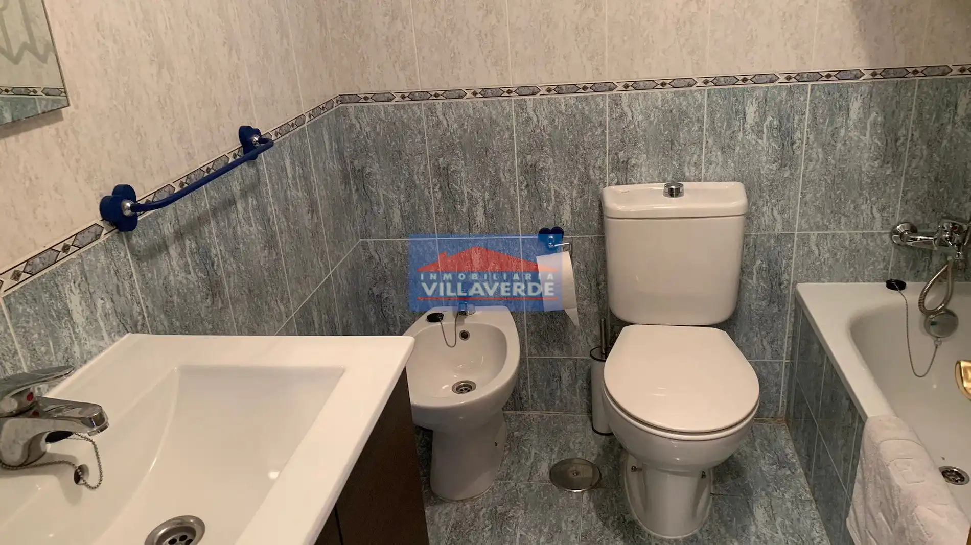 Bathroom of Flat for rent in Cangas   with Furnished, TV and Balcony
