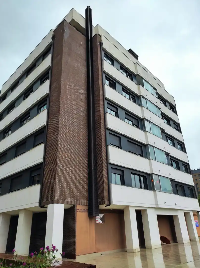 Vista exterior de Local de alquiler en Oviedo 