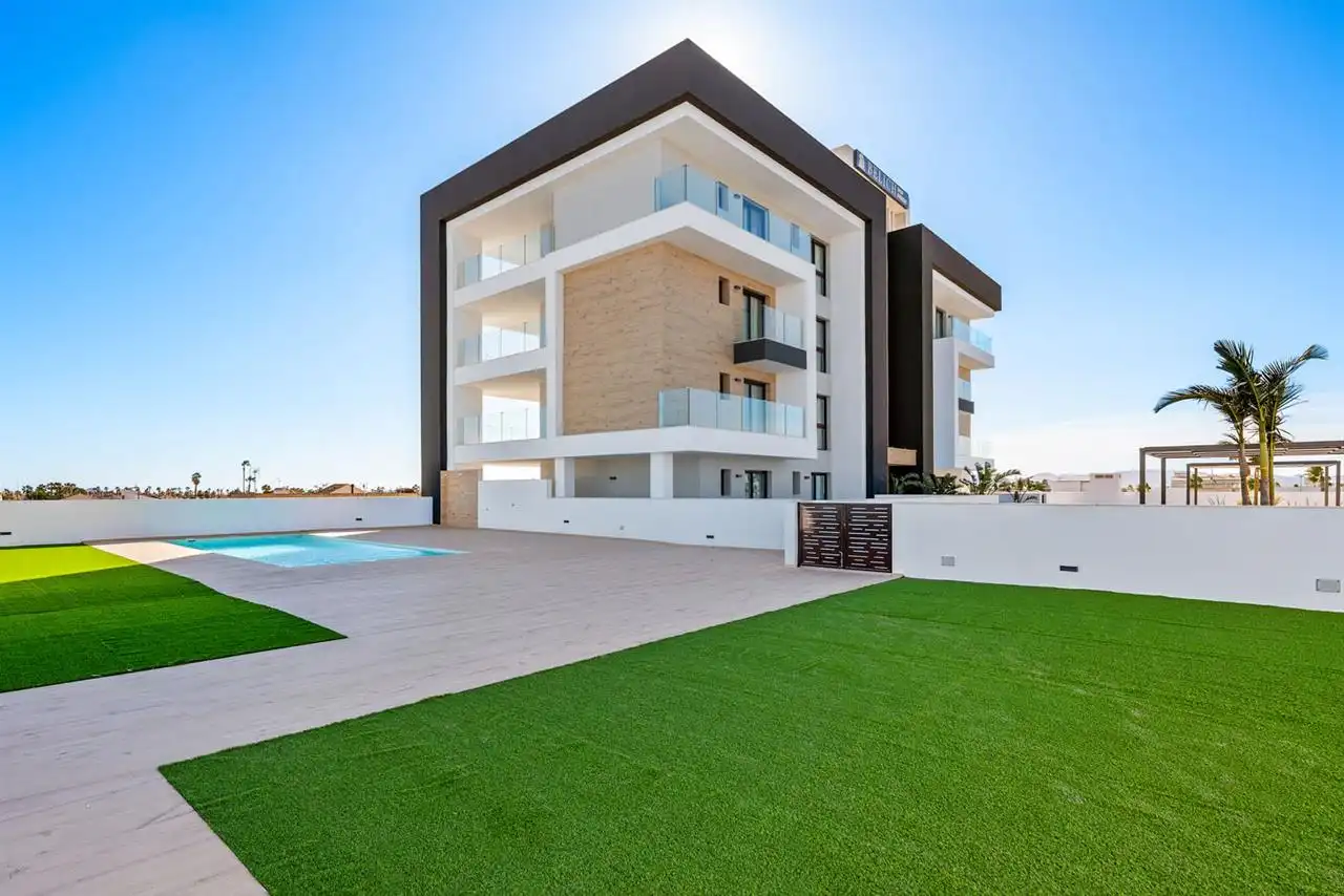 Vista exterior de Apartament en venda en Los Alcázares amb Piscina i Moblat
