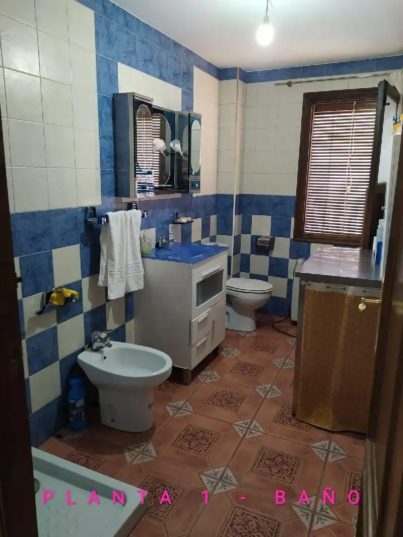 Badezimmer von Einfamilien-Reihenhaus zum Verkauf in Villa del Campo mit Privatgarten und Möbliert