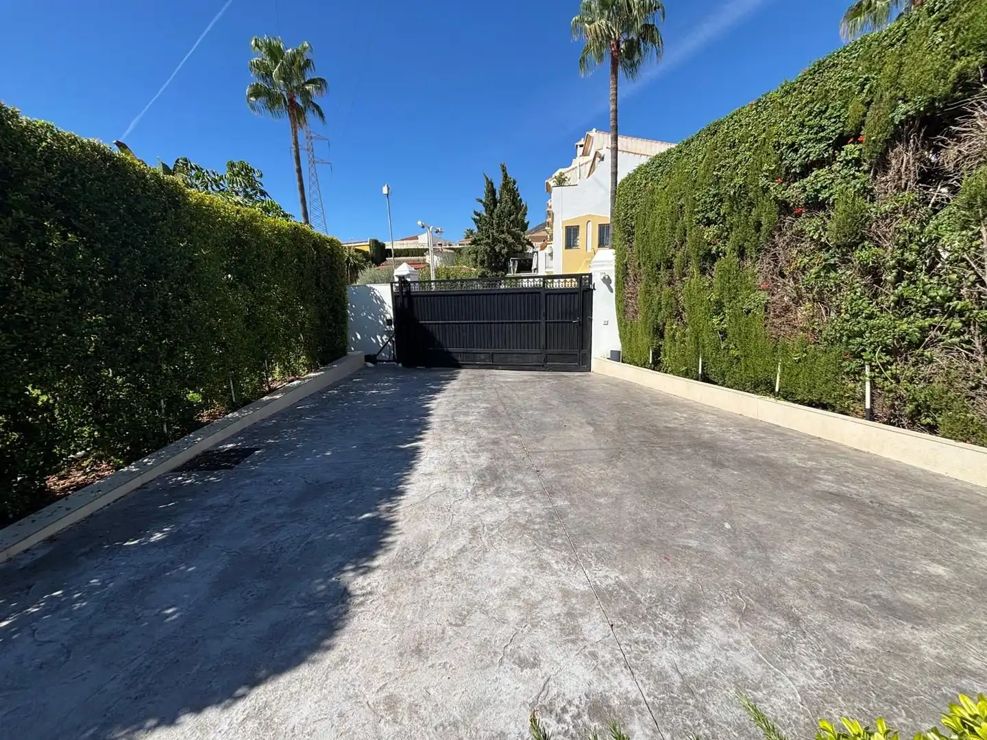 Aparcament de Casa o xalet en venda en Benalmádena amb Aire condicionat, Jardí privat i Terrassa