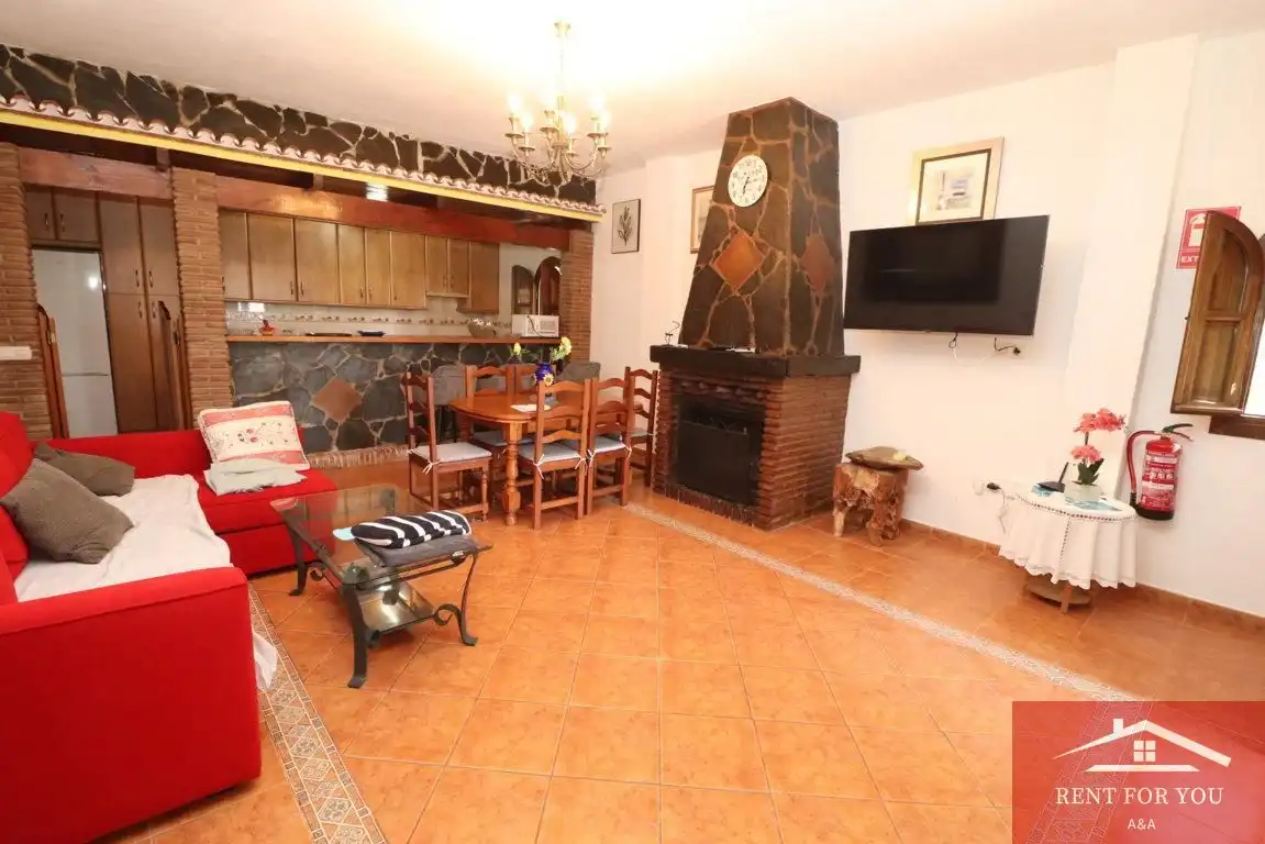 Sala d'estar de Casa o xalet de lloguer en Alozaina amb Aire condicionat, Jardí privat i Piscina