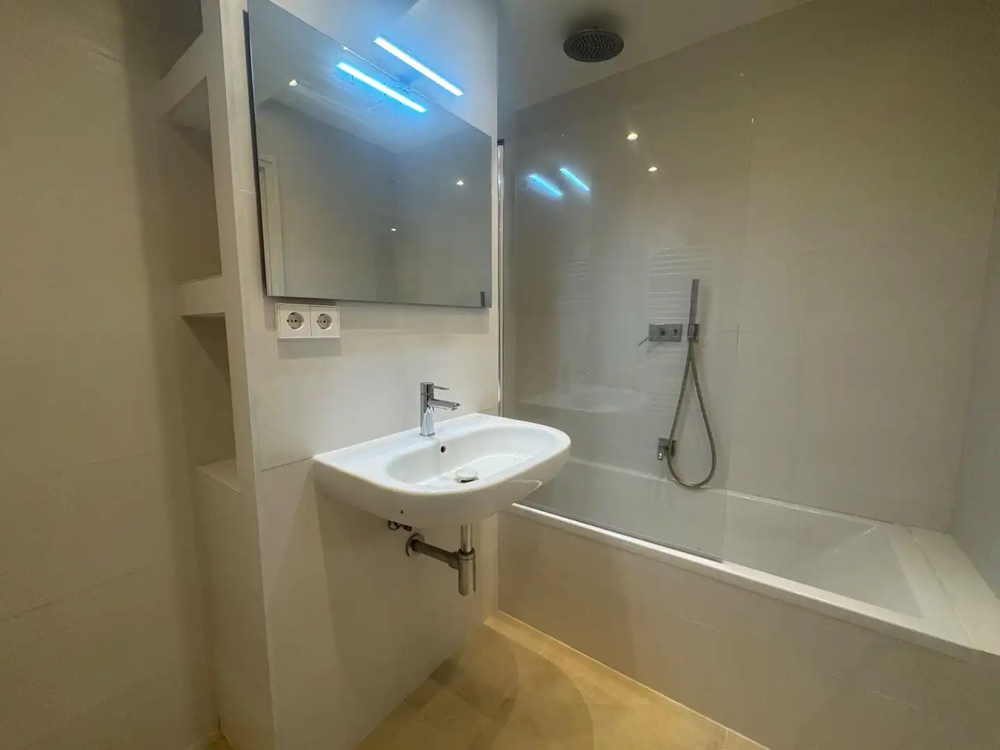 Baño de Piso de alquiler en  Palma de Mallorca con Aire acondicionado y Terraza