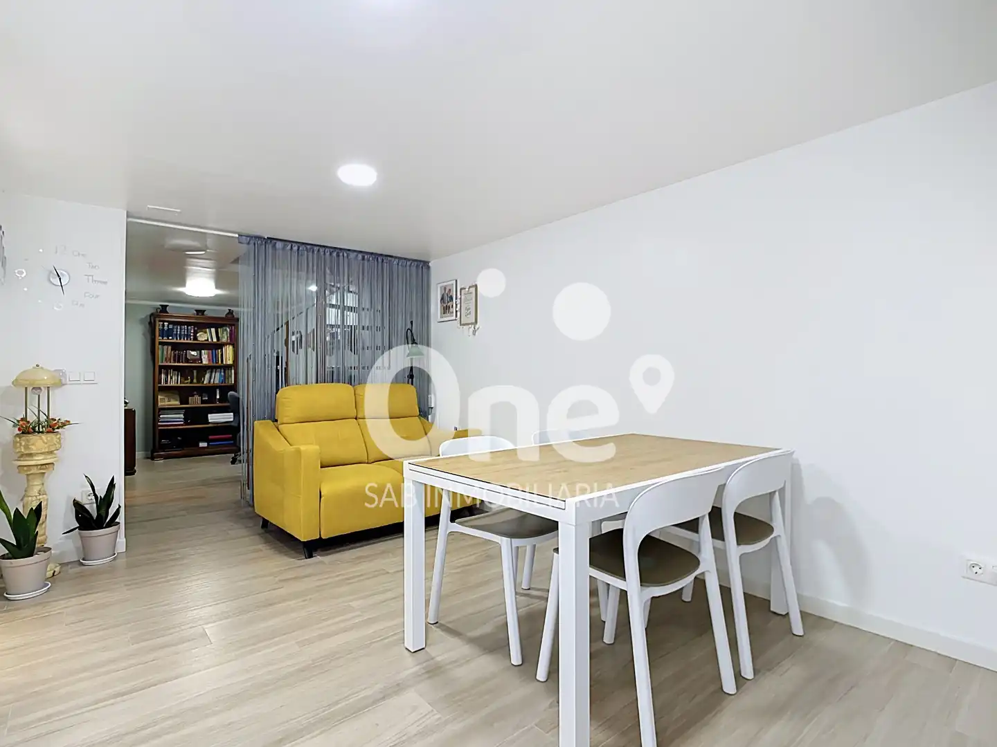 Sala d'estar de Casa adosada en venda en La Pobla de Vallbona amb Aire condicionat, Jardí privat i Terrassa