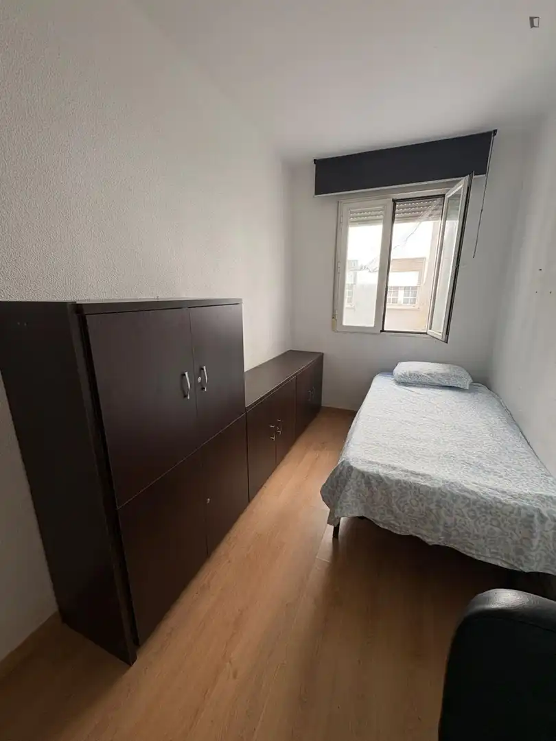 Dormitori de Apartament per a compartir en Madrid amb Moblat, Forn i Rentadora