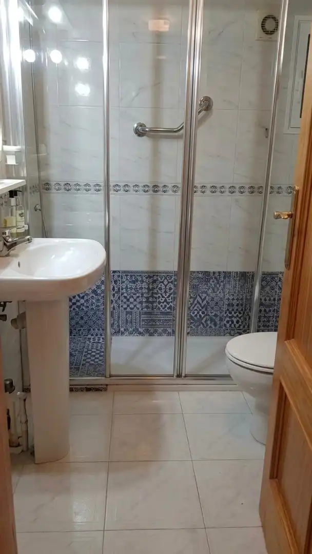 Badezimmer von Wohnungen zur Miete in Torrevieja mit Klimaanlage, Schwimmbad und Möbliert