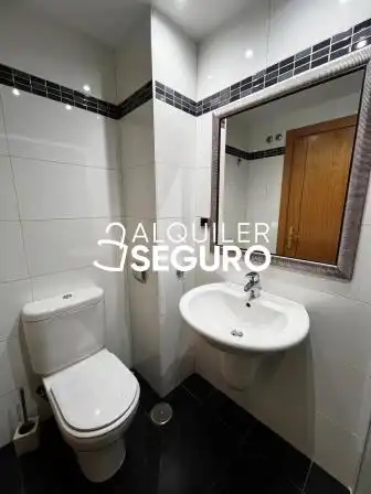 Baño de Piso de alquiler en Valladolid con Calefacción, Terraza y Trastero