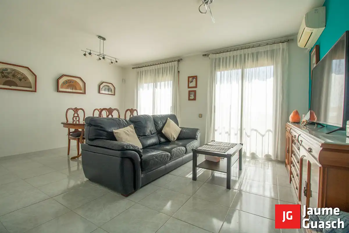 Sala de estar de Casa adosada en venta en Torredembarra con Aire acondicionado, Calefacción y Jardín privado