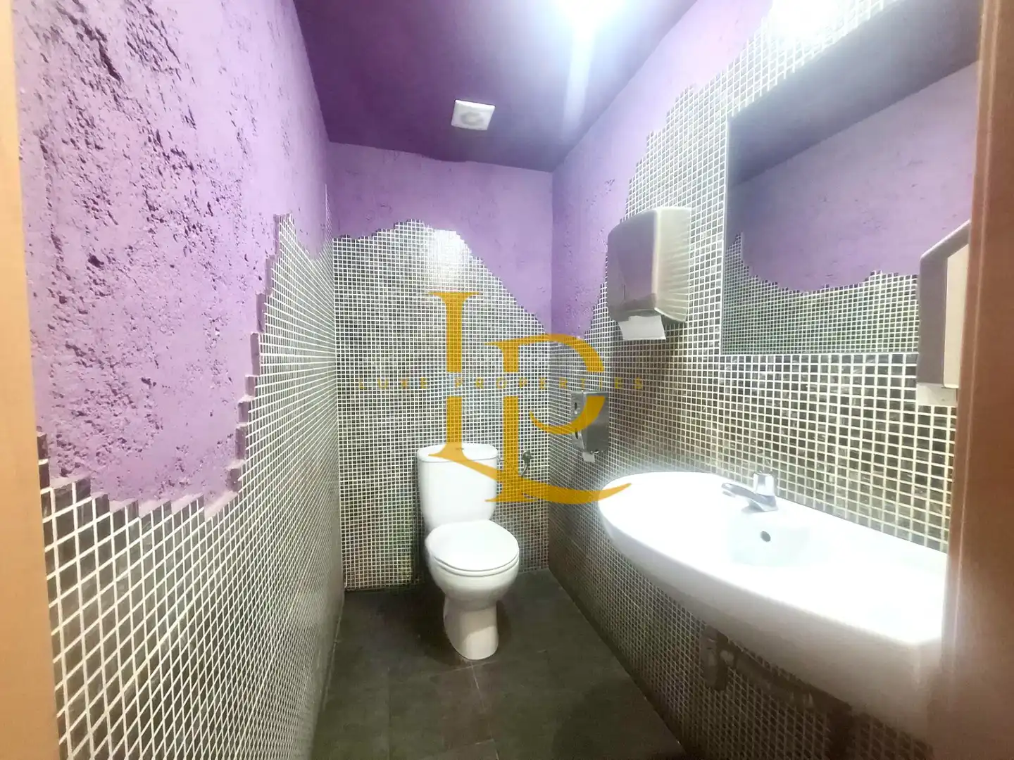 Badezimmer von Geschaftsraum zum Verkauf in Barcelona mit Klimaanlage, Heizung und Terrasse