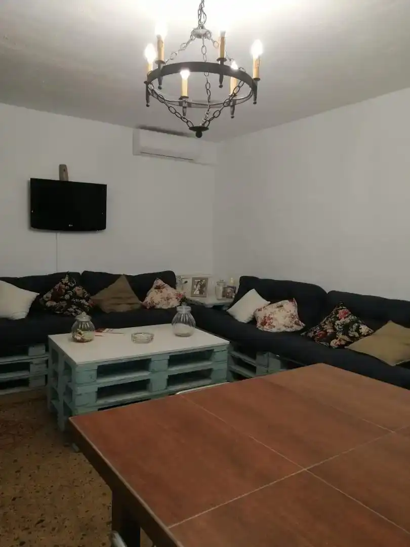 Sala d'estar de Finca rústica en venda en Lora del Río amb Aire condicionat i Piscina