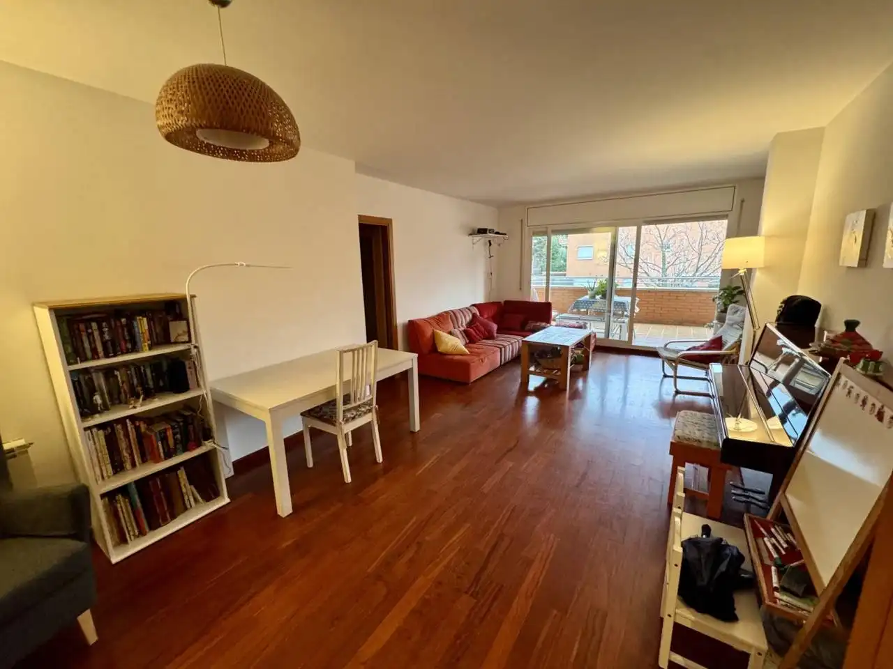 Sala d'estar de Pis en venda en Cerdanyola del Vallès amb Parquet, Terrassa i Piscina comunitària