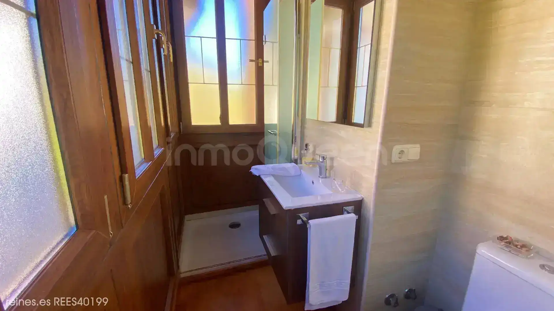 Bany de Casa o xalet en venda en Santo Adriano amb Calefacció, Jardí privat i Terrassa
