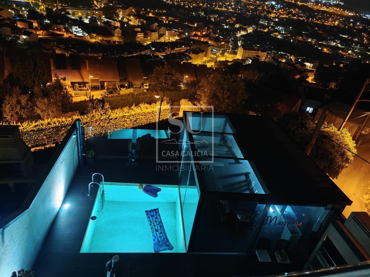 Vista exterior de Casa adosada en venda en Vigo  amb Calefacció, Jardí privat i Parquet