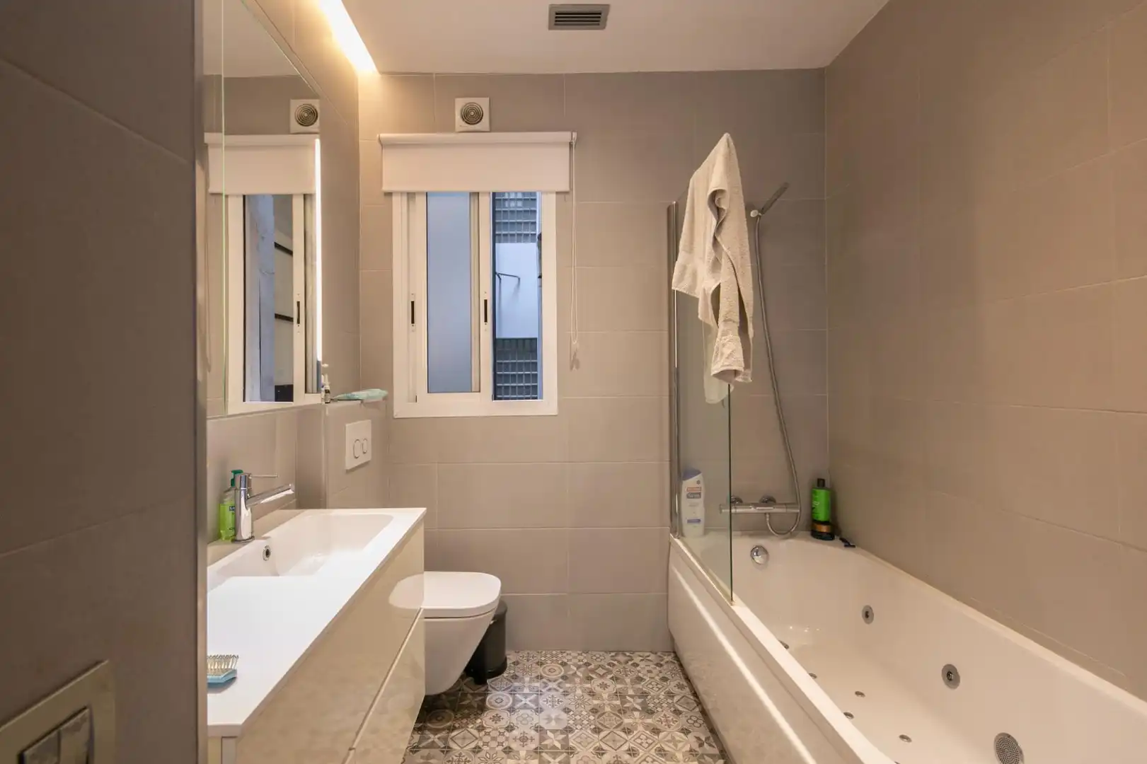 Baño de Piso de alquiler en Barcelona con Calefacción, Parquet y Amueblado