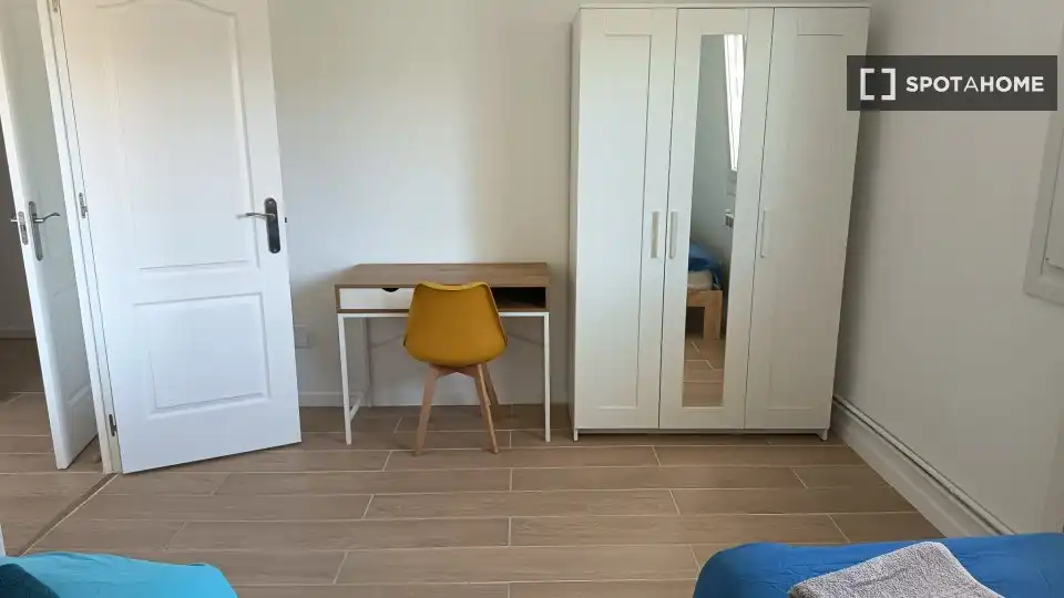 Habitación de Apartamento para compartir en Cangas  con Aire acondicionado, Terraza y Amueblado