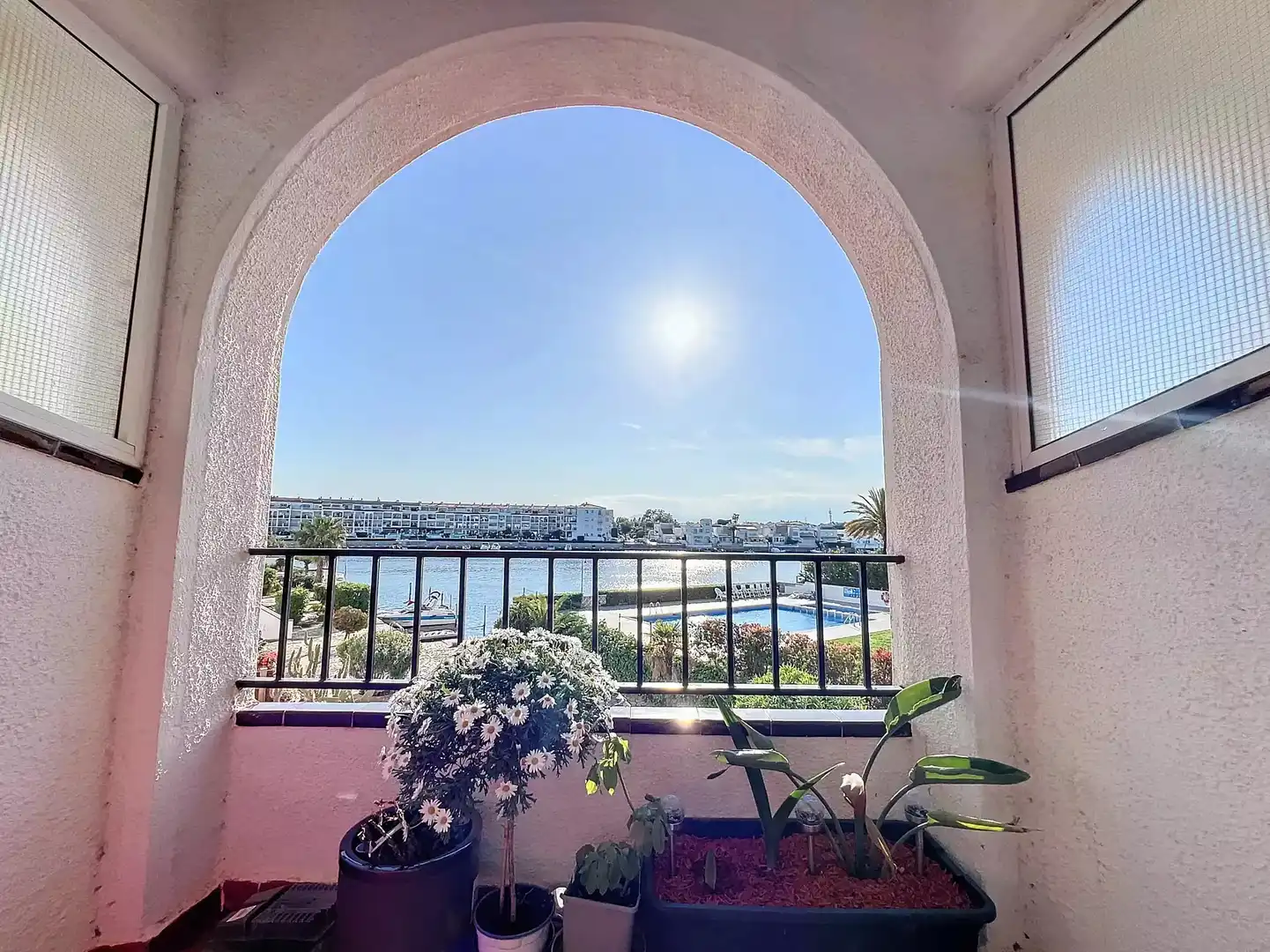 Schlafzimmer von Wohnungen zum Verkauf in Empuriabrava mit Klimaanlage, Terrasse und Möbliert