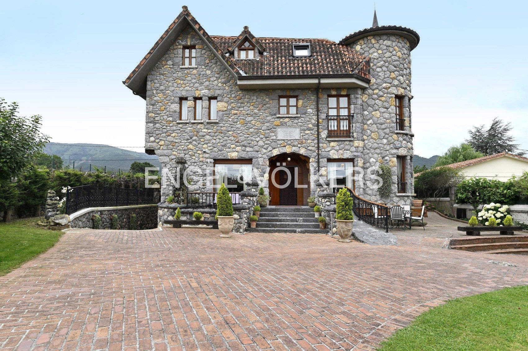 Exterior view of House or chalet for sale in Castro-Urdiales  with Air Conditioner, Heating and Private garden