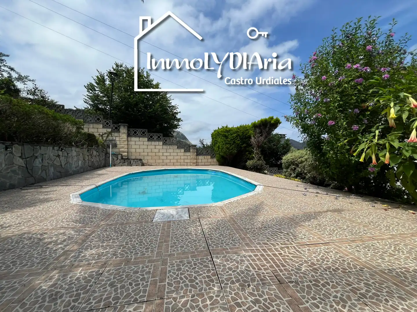 Piscina de Casa o xalet en venda en Castro-Urdiales amb Aire condicionat, Calefacció i Jardí privat