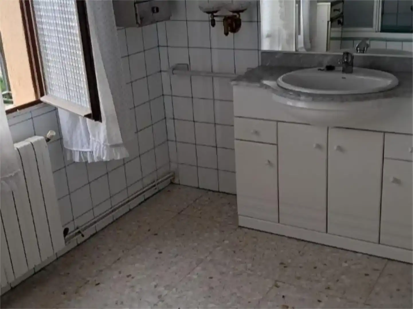 Bany de Casa o xalet en venda en Baeza amb Jardí privat, Piscina i Moblat