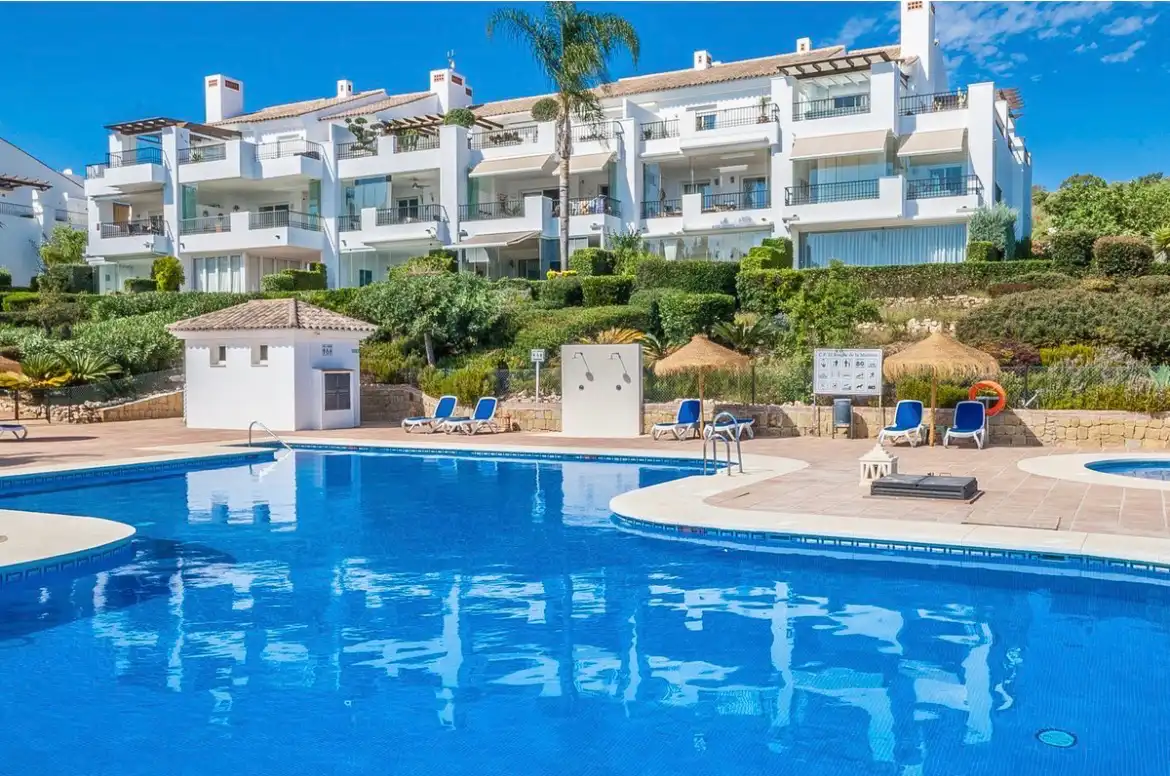 Vista exterior de Pis en venda en Marbella amb Aire condicionat, Terrassa i Moblat