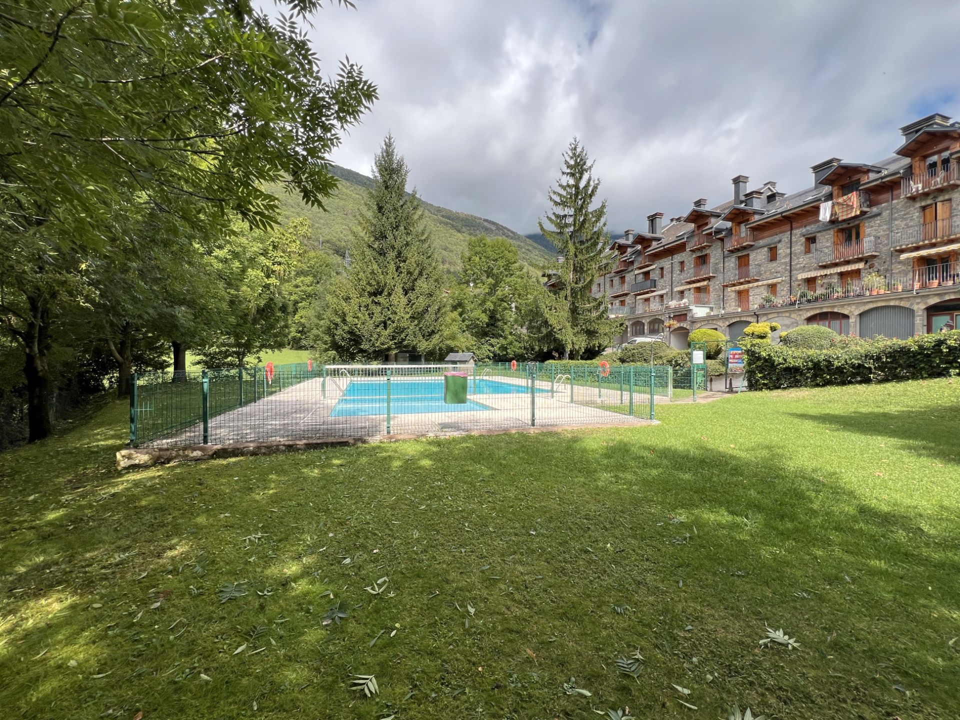 Schwimmbecken von Dachboden zum verkauf in Biescas