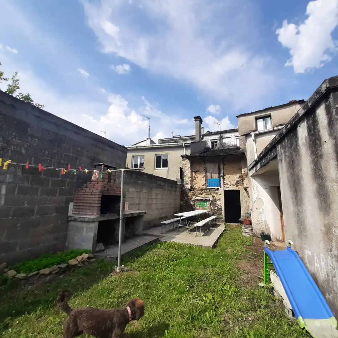Außenansicht von Einfamilien-Reihenhaus zum Verkauf in Viveiro mit Privatgarten, Möbliert und Ofen