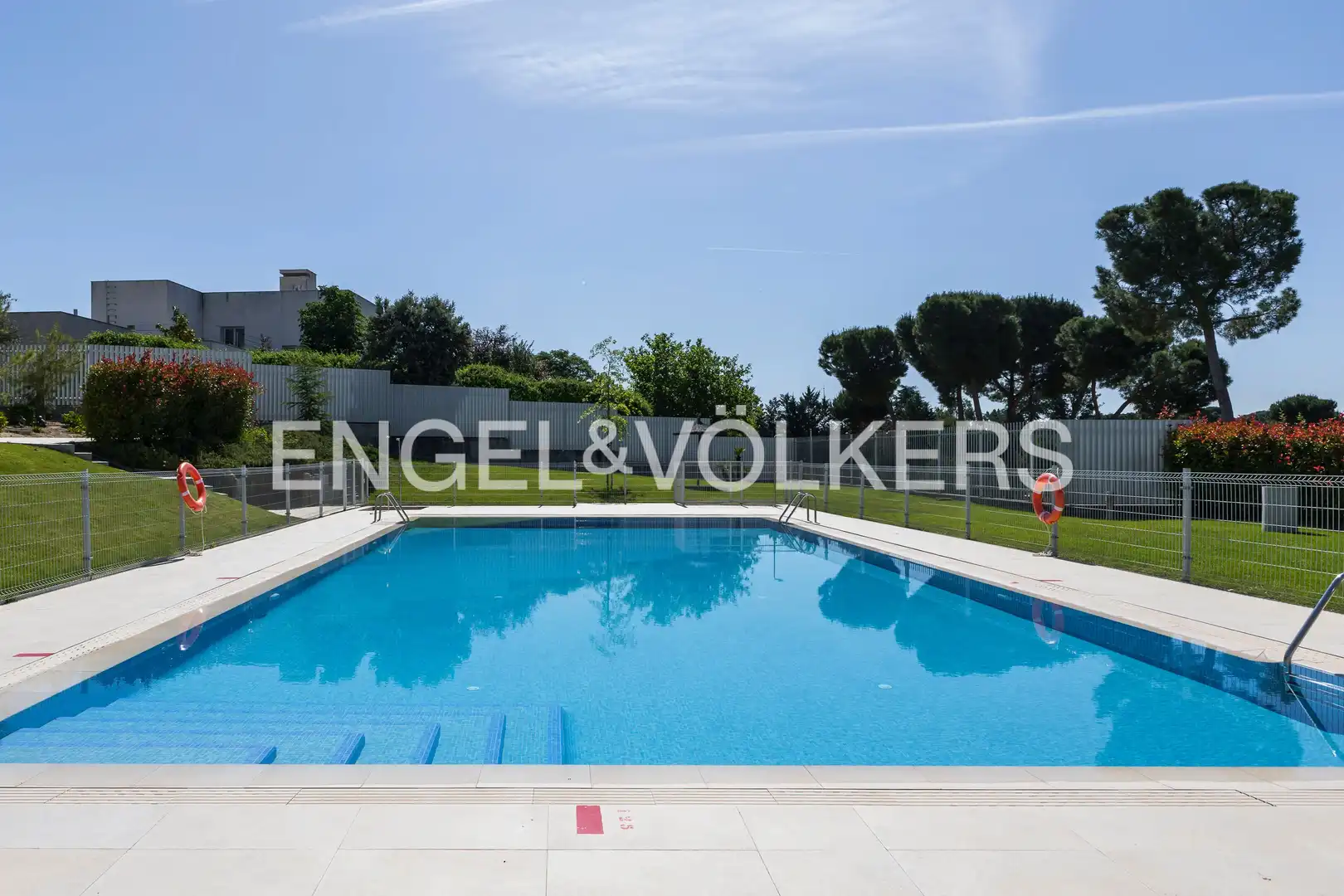 Piscina de Apartamento en venta en Pozuelo de Alarcón con Aire acondicionado, Calefacción y Jardín privado