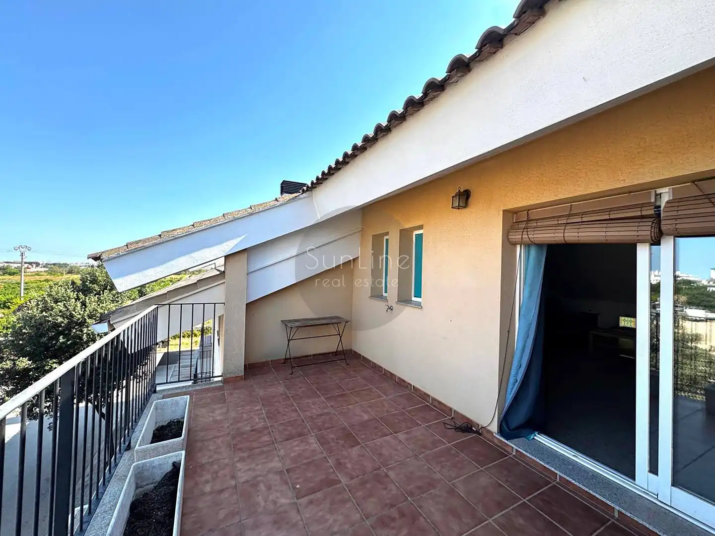 Terrasse von Einfamilien-Reihenhaus zur Miete in Moncada mit Klimaanlage, Privatgarten und Terrasse