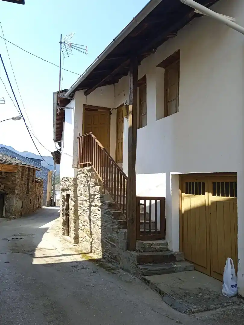 Vista exterior de Casa adosada en venda en Oencia amb Moblat, Forn i Rentadora