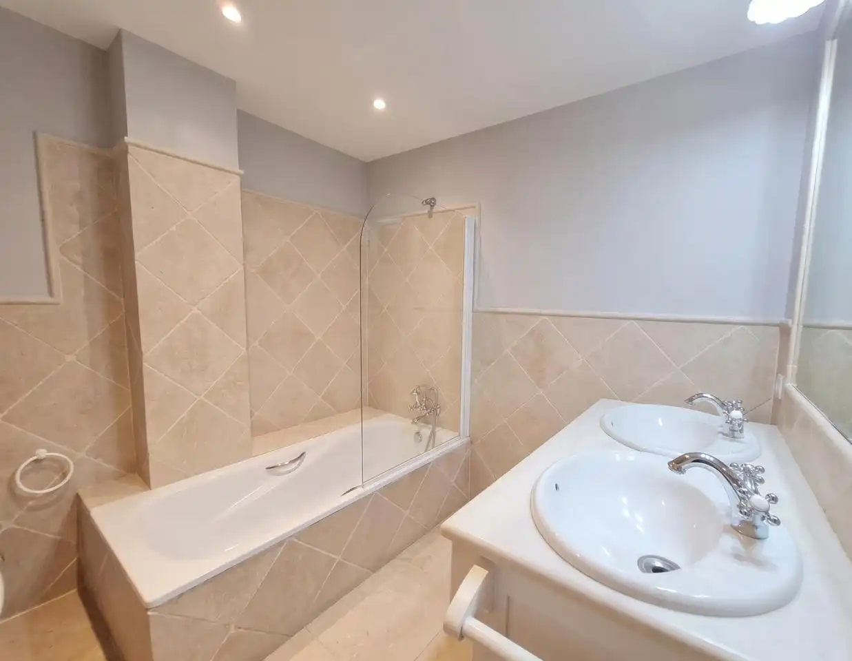 Baño de Piso en venta en Madrid con Parquet, Trastero y Piscina comunitaria