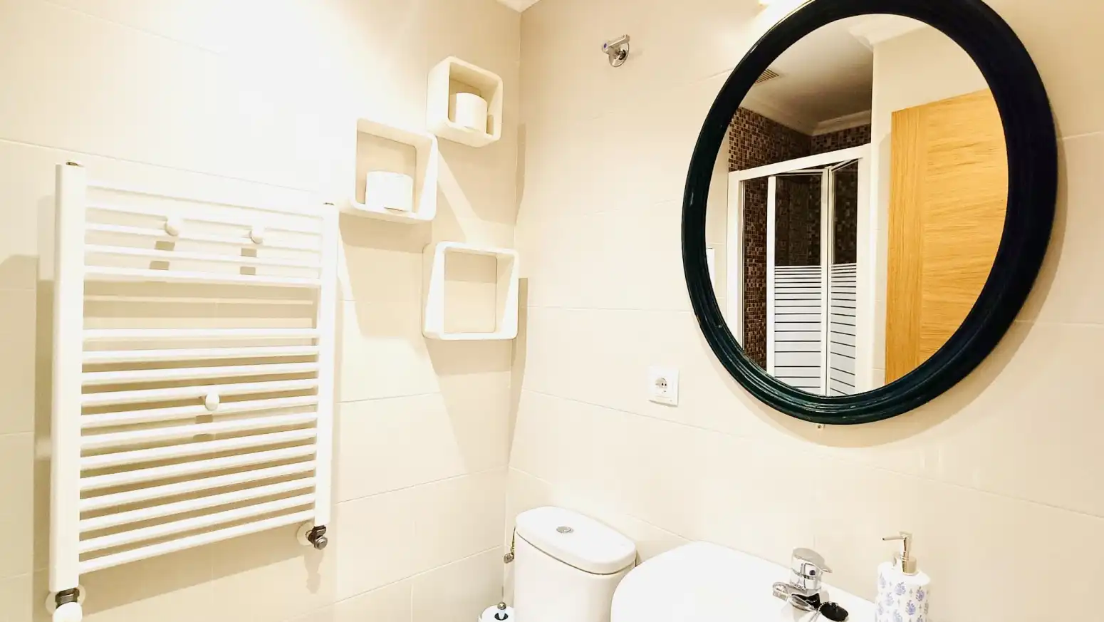 Badezimmer von Wohnung zur Miete in El Astillero   mit Heizung, Parkett und Möbliert