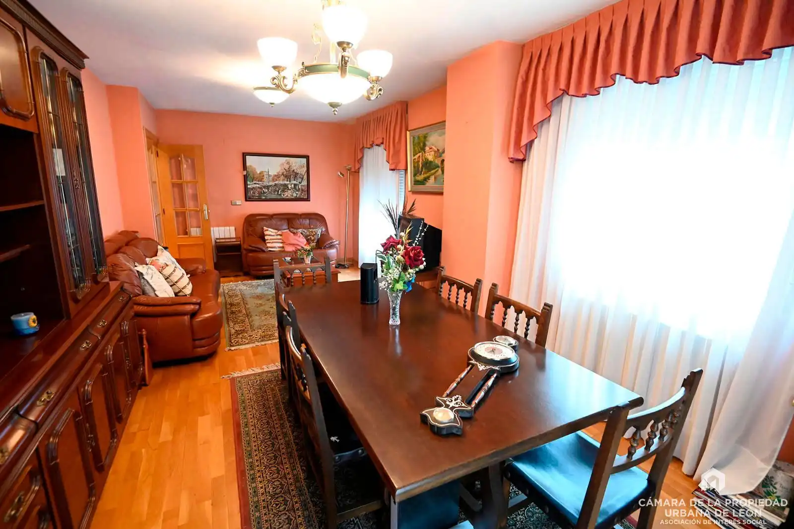 Comedor de Piso en venta en León Capital  con Calefacción, Terraza y Trastero