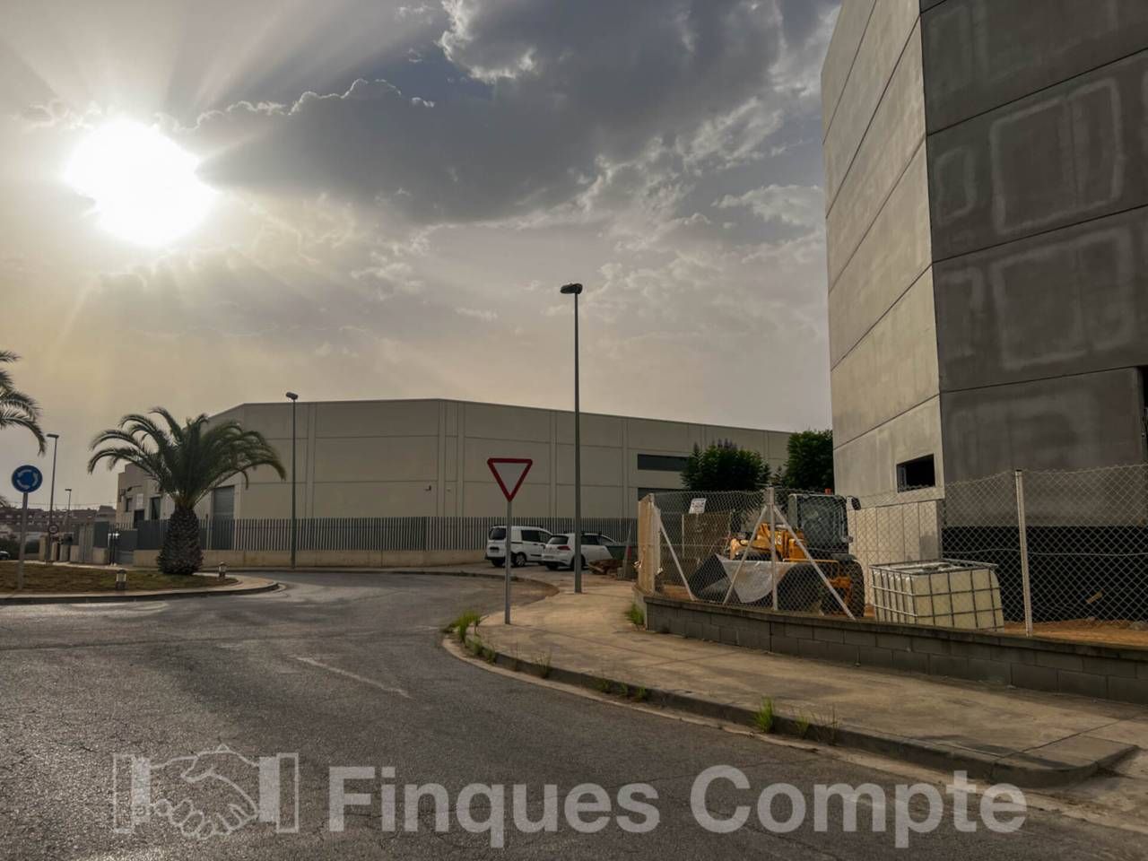 Vista exterior de Nau industrial en venda en Roda de Berà