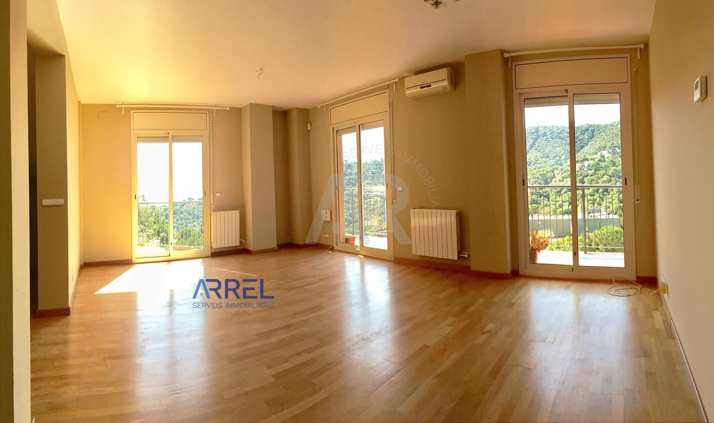 Sala d'estar de Casa o xalet en venda en Alella amb Aire condicionat, Jardí privat i Terrassa