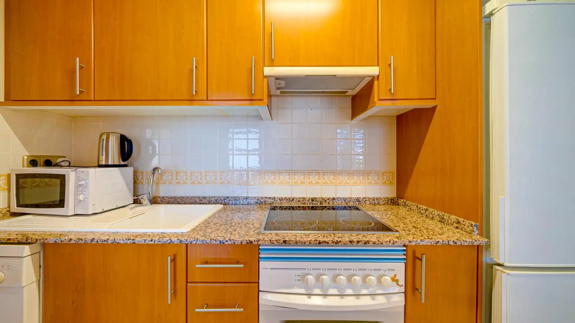 Attic for rent in Calle Ponent, Las Azaleas - Alkadir