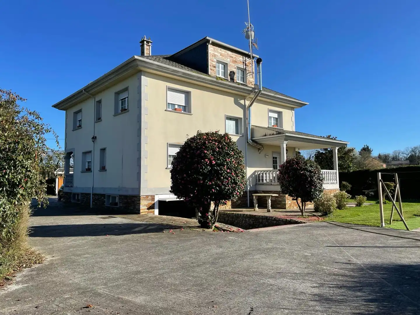 Vista exterior de Casa o xalet en venda en Castro de Rei amb Calefacció, Jardí privat i Parquet