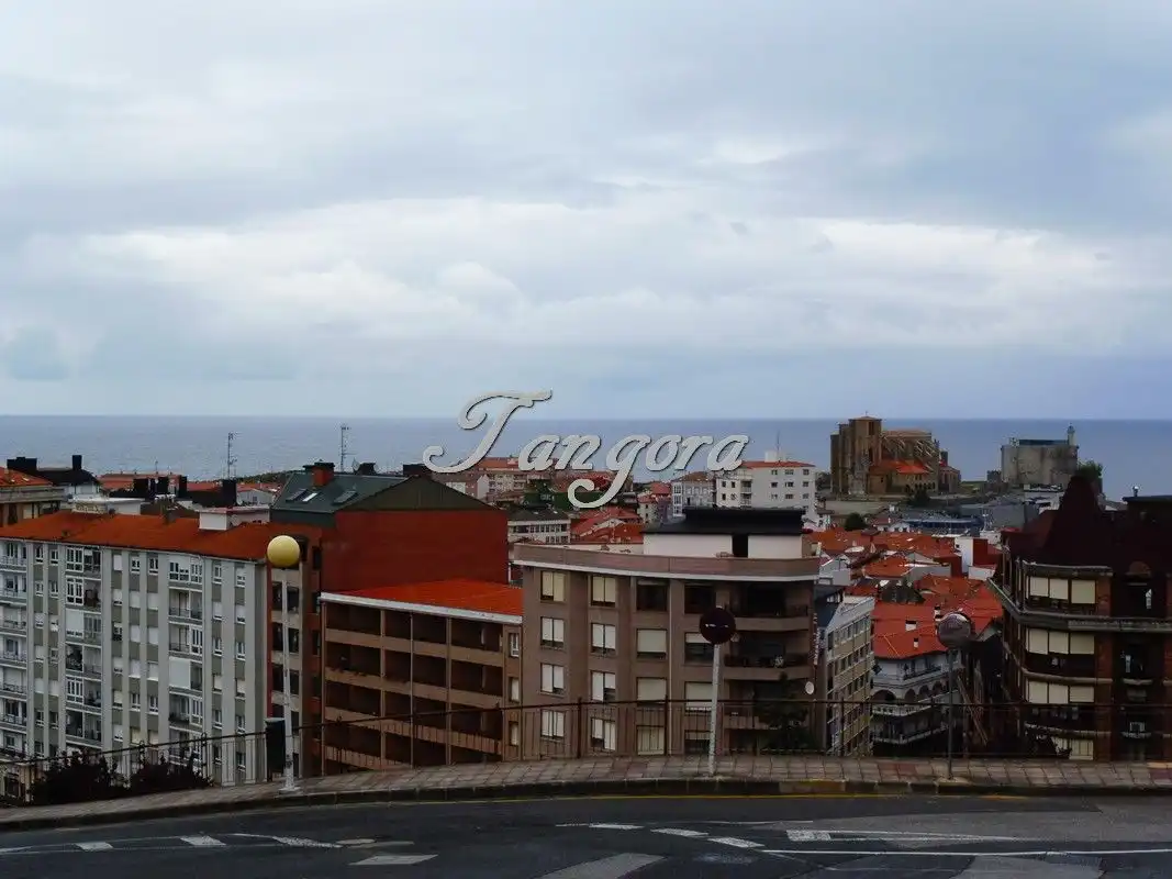 Außenansicht von Einfamilien-Reihenhaus zum Verkauf in Castro-Urdiales mit Heizung, Parkett und Terrasse