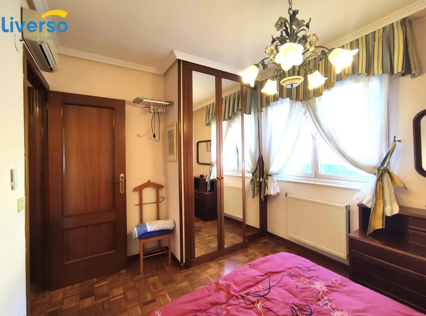 Dormitori de Casa adosada en venda en Alfoz de Quintanadueñas amb Calefacció, Parquet i Terrassa