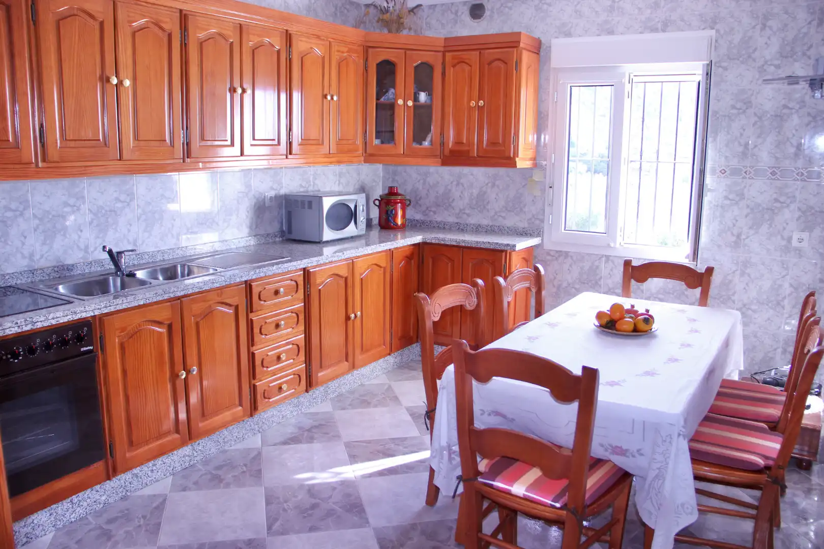 Cuina de Casa o xalet en venda en Benaocaz amb Jardí privat, Terrassa i Traster