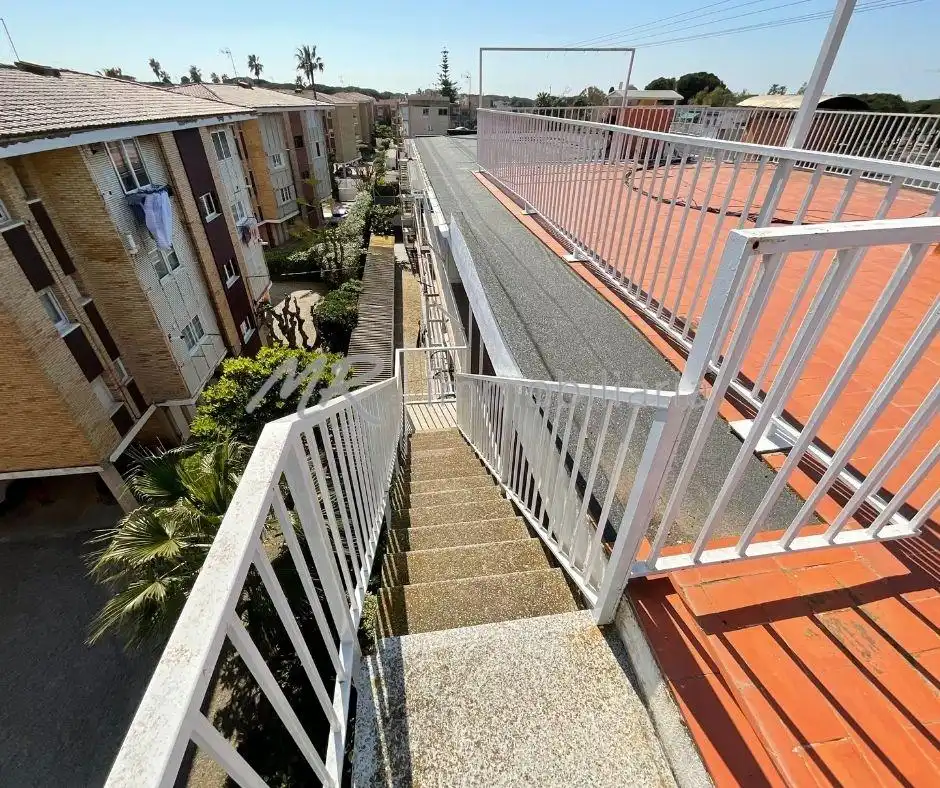 Vista exterior de Àtic en venda en Gavà amb Aire condicionat, Calefacció i Jardí privat